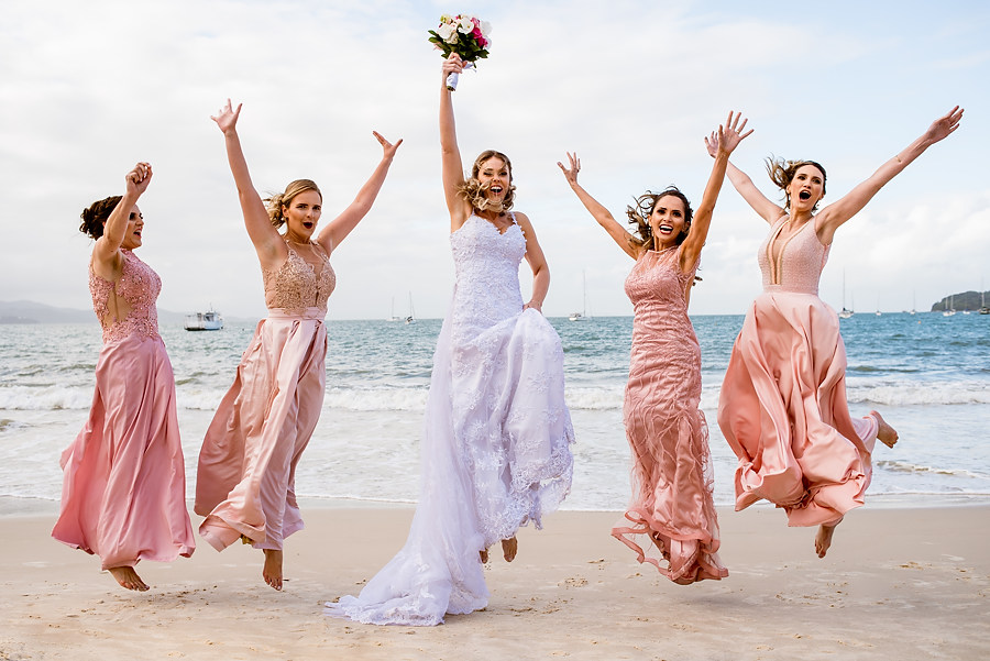 noiva feliz e madrinhas pulando na praia de jurere internacional em florianópolis, casamento pousada dos sonhos a beira mar