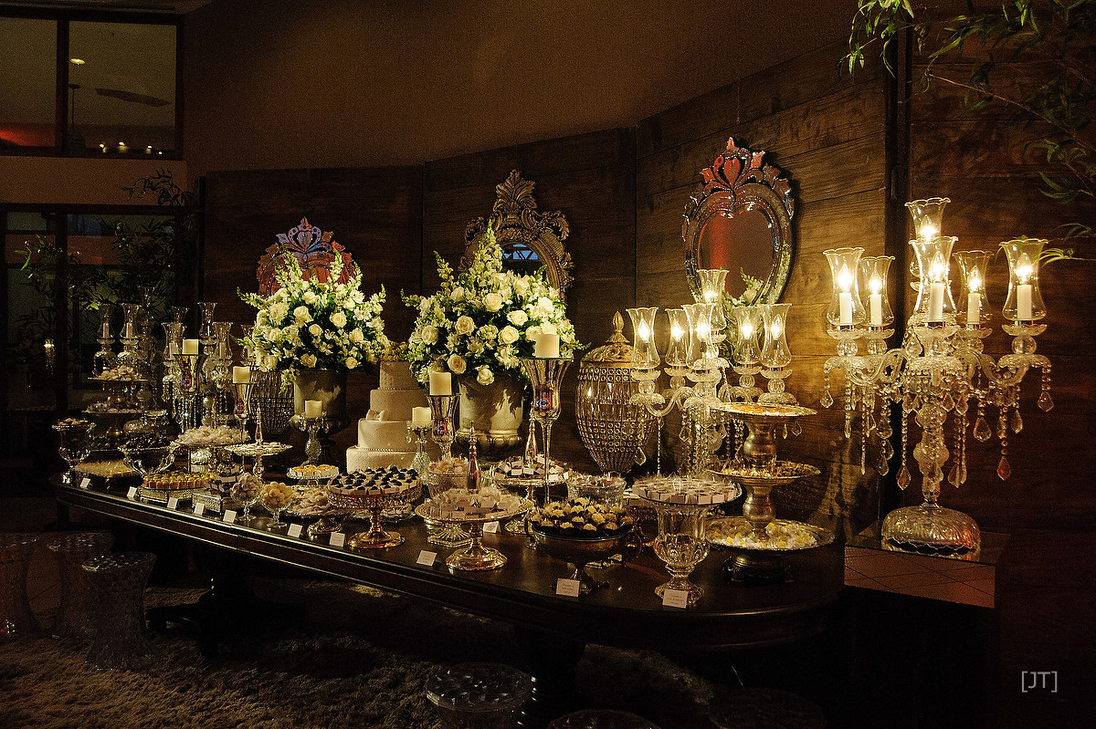 Linda mesa de doces, Decoração Camila Silverio: Casamento Laguna Tourist Hotel