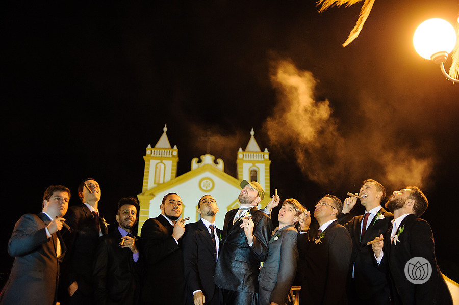 noivo e padrinhos fumando charuto na frente da igreja do ribeirão da ilha em florianópolis