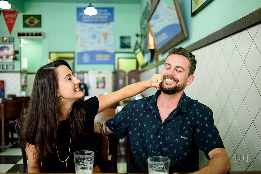 ensaio de casal divertido no bar em florianópolis (10)