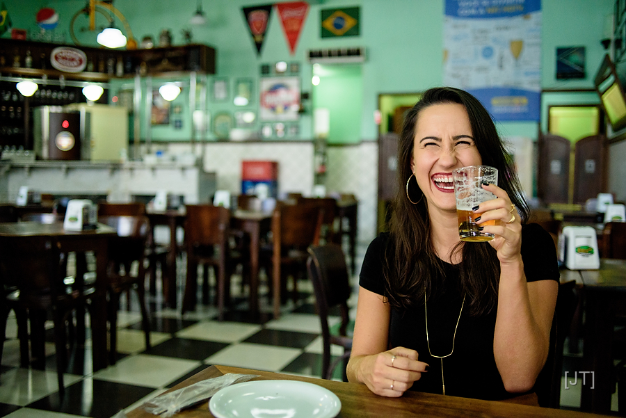 fotos espontâneas ensaio de casal divertido no bar em Florianópolis (7)