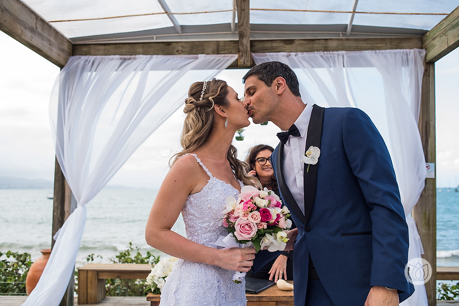 lindo casamento ao ar livre de frente para o mar na pousada dos sonhos em florianópolis (44)