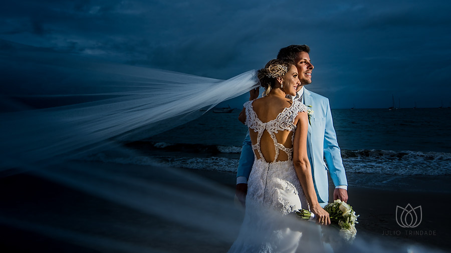 retrato dos noivos na praia em jurere internacional, na pousada dos sonhos, cerimonialista simone dias