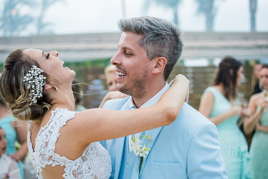 noiva sorrindo feliz com seu noivo na pousada dos sonhos em florianópolis, por julio trindade fotografia de casamentos