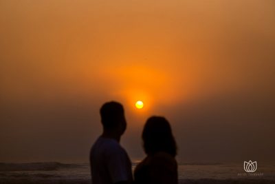 ensaio de casal ao nascer do sol na praia em santa catarina