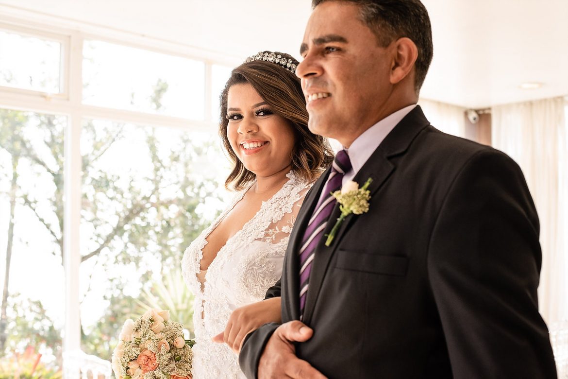 entrada da noiva com o pai, olhar de noiva feliz, casamento em florianópolis no terraço cacupé, com decoração da sofisticata decorações e a fada madrinha cerimonial de casamentos