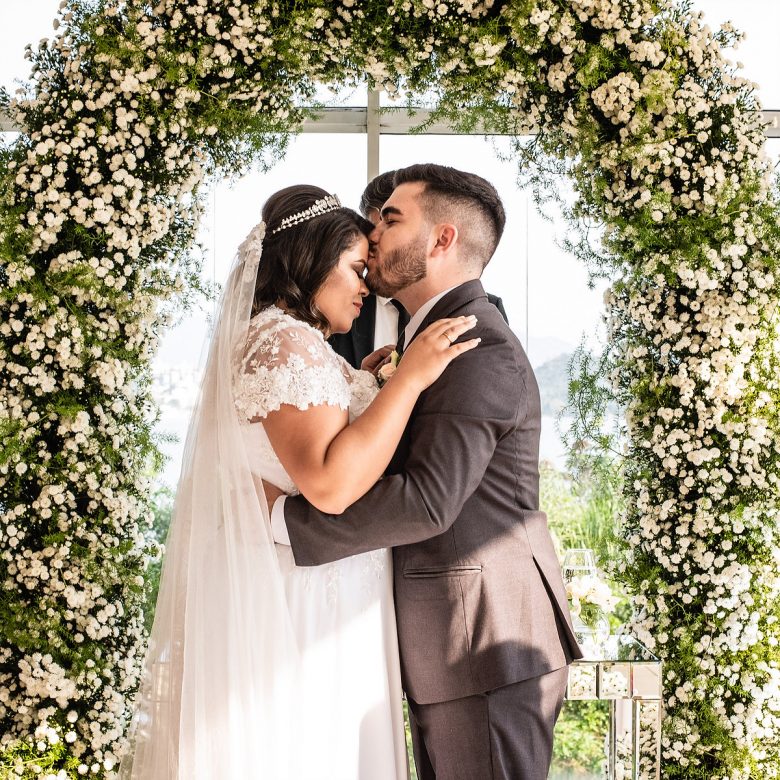 beijo da noiva num arco de flores casamento em florianópolis, terraço cacupé, julio trindade