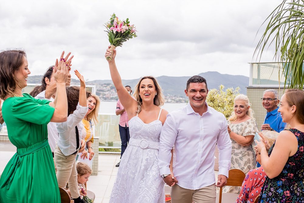 mini wedding florianópolis, por julio trindade - casamento ao ar livre, noiva com o buquê