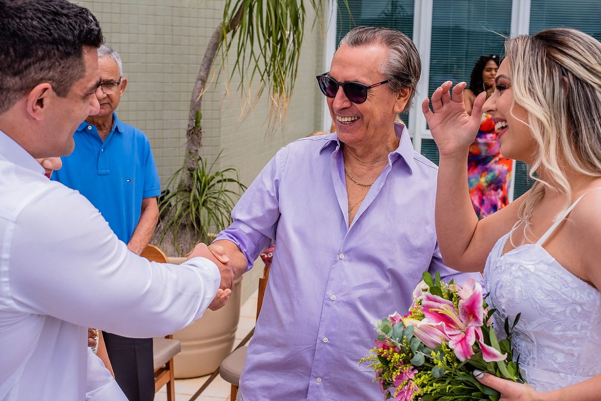 pai da noiva cumprimentando o noivo em mini wedding florianópolis, julio trindade fotografia