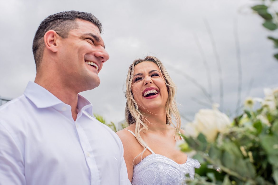 sorriso lindo da noiva em mini wedding florianópolis
