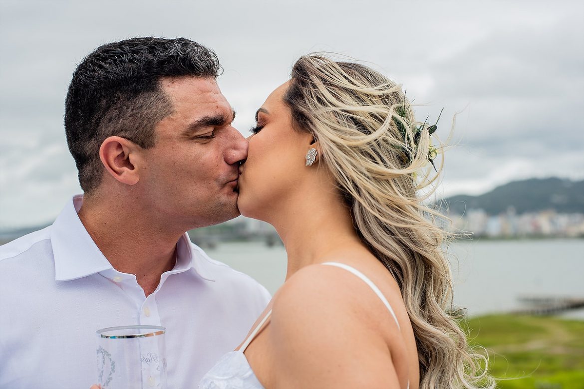 beijo do casal  mini wedding florianópolis