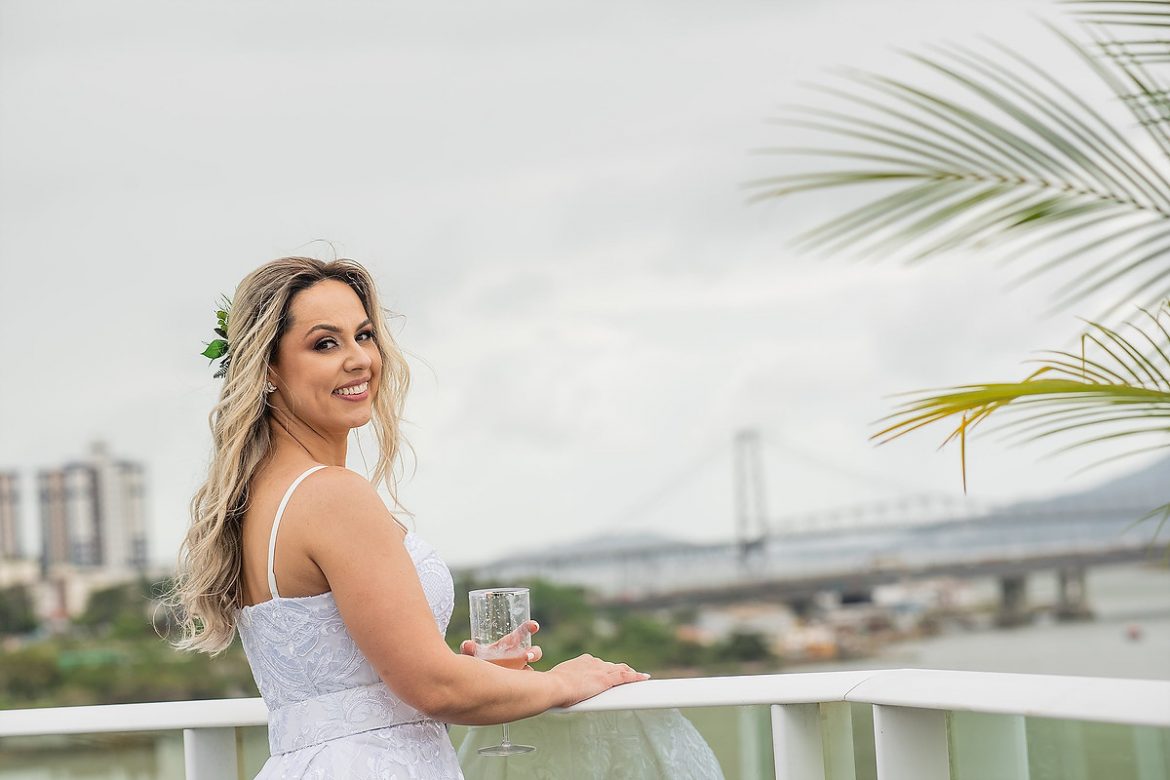 noiva na expectativa de seu mini wedding olhando a ponte hercilio luz em florianópolis