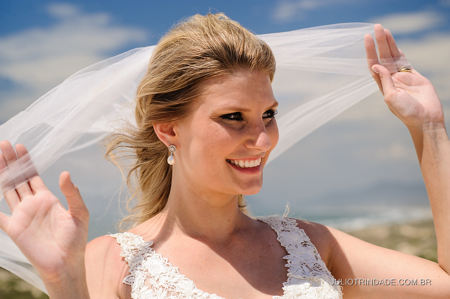 véu da noiva, ensaio-fotográfico-de-casal-na-praia-juliotrindade (24)