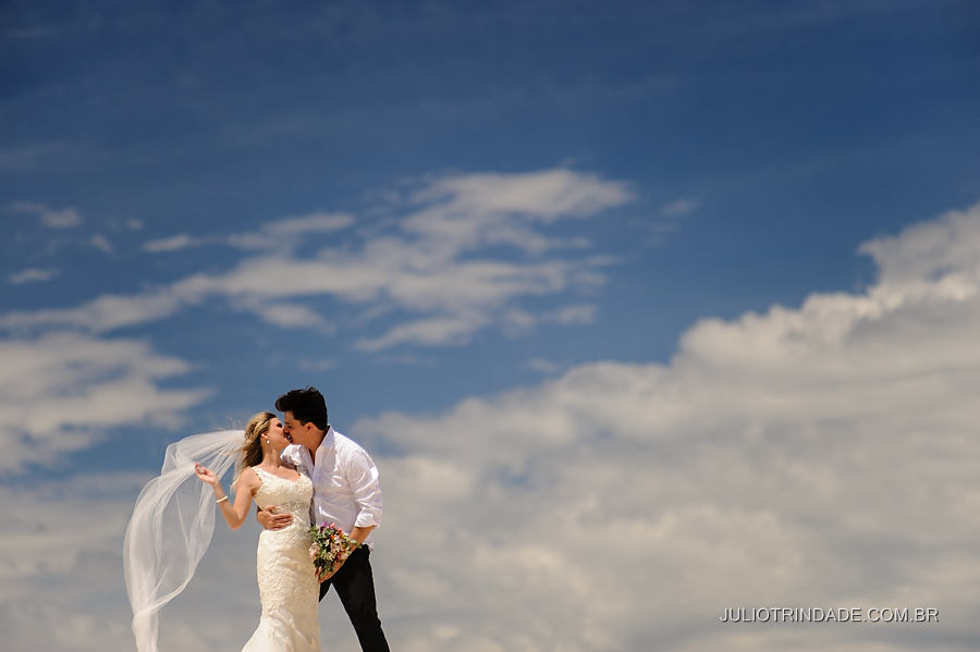 véu da noiva, ensaio-fotográfico-de-casal-na-praia-juliotrindade (21)