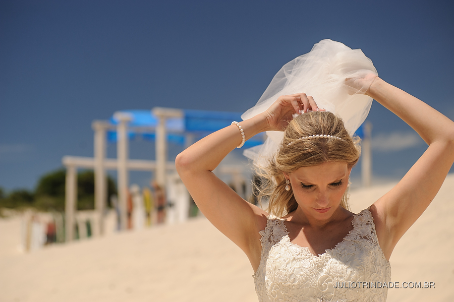 véu da noiva, ensaio-fotográfico-de-casal-na-praia-juliotrindade (19)