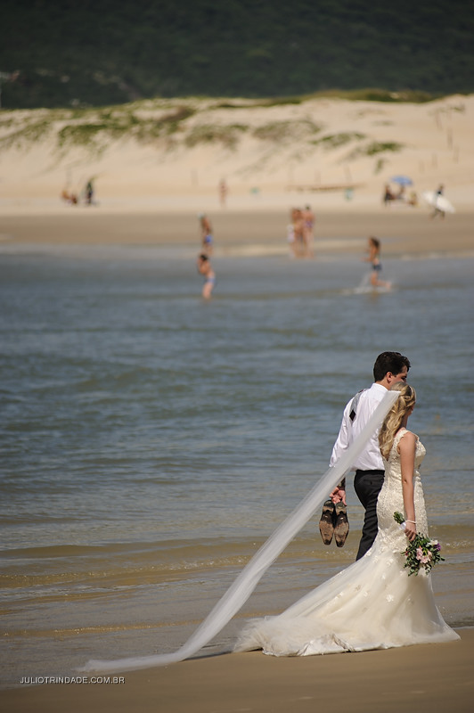 véu da noiva, ensaio-fotográfico-de-casal-na-praia-juliotrindade (16)