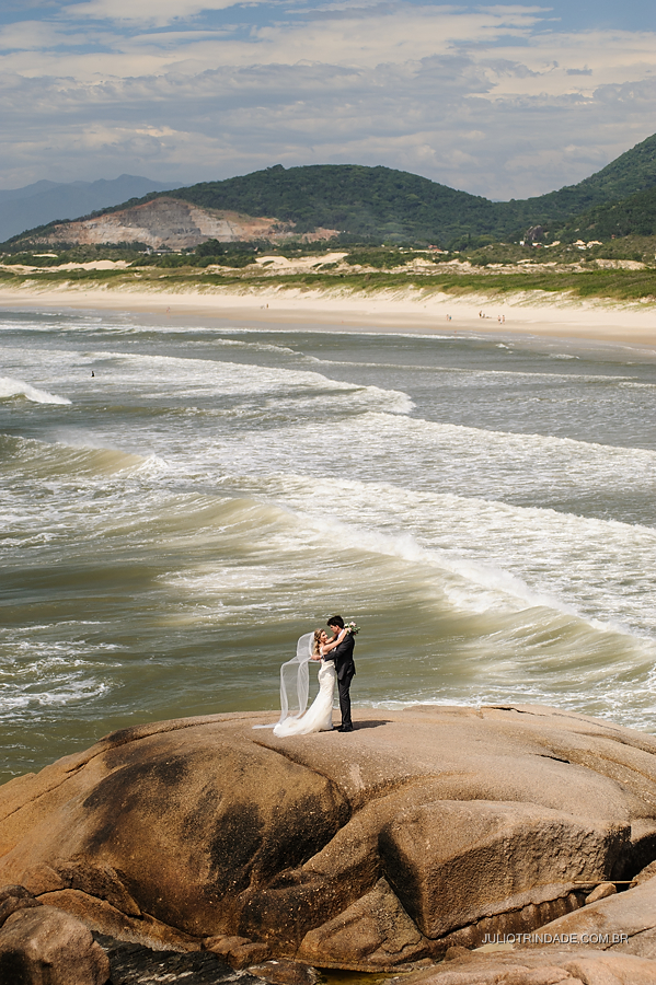 ensaio-fotográfico-de-casal-na-praia-juliotrindade (15)