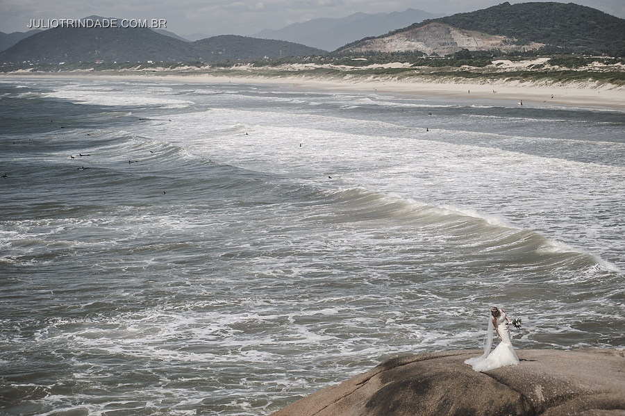 véu da noiva, ensaio-fotográfico-de-casal-na-praia-juliotrindade (14)