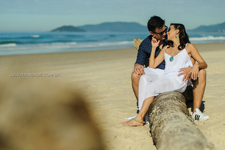 ensaio de casal na praia da joaquina, fotos de noivos na joaquina, julio trindade