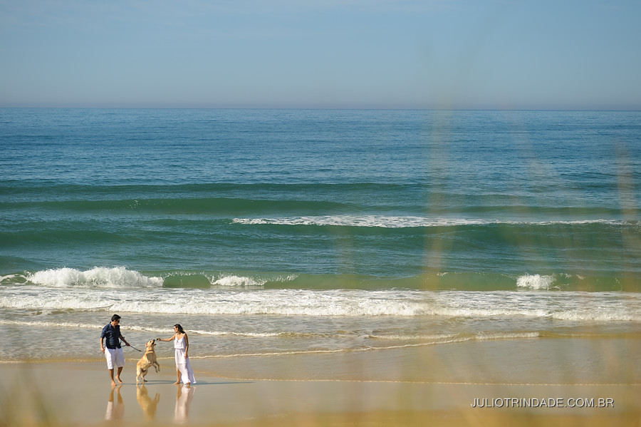 ensaio de casal na praia da joaquina, fotos de noivos na joaquina, julio trindade