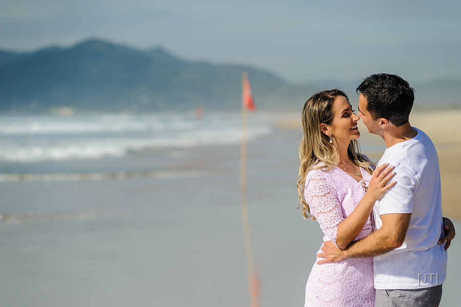 ensaio de casal na praia, ensaio de casal guarda do embaú, julio trindade fotografia, ukelele, nascer do sol (36)