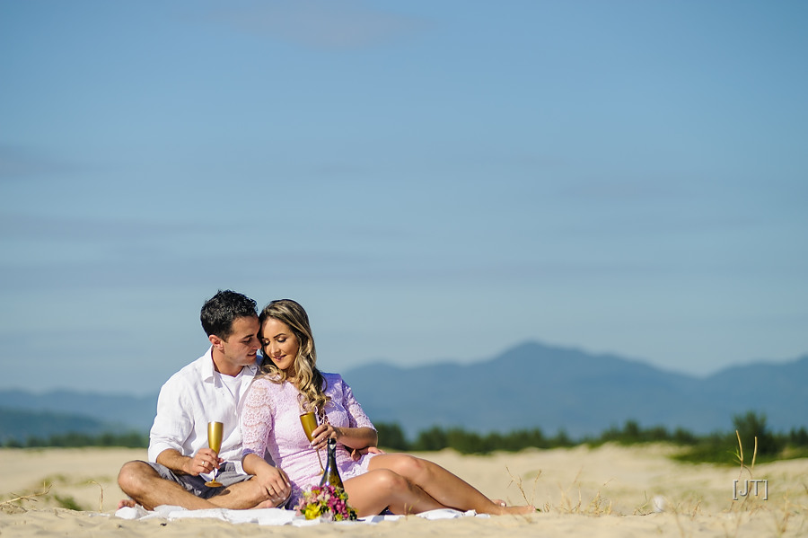 ensaio de casal na praia, ensaio de casal guarda do embaú, julio trindade fotografia, ukelele, nascer do sol (32)