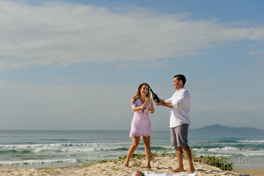 ensaio de casal na praia, ensaio de casal guarda do embaú, julio trindade fotografia, ukelele, nascer do sol (21)