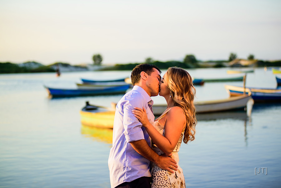 ensaio de casal na praia, beijo, beijo de casal, ensaio de casal guarda do embaú, julio trindade fotografia, ukelele, nascer do sol (4)