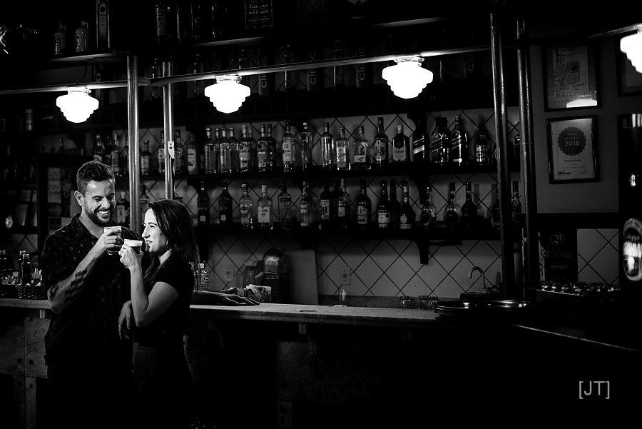 ensaio de casal divertido no bar em florianópolis (14)