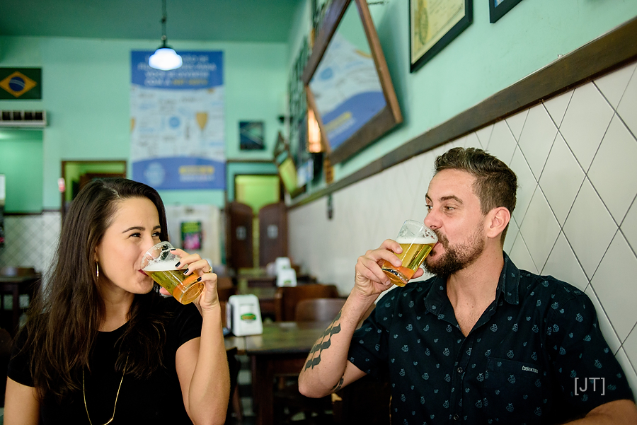 ensaio de casal divertido no bar em florianópolis (5)