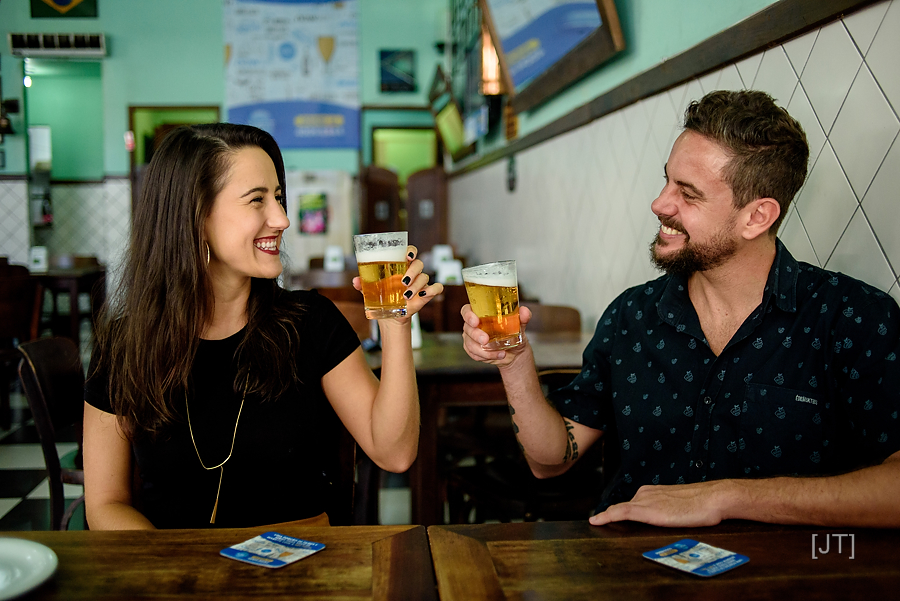 ensaio de casal divertido no bar em florianópolis (4)