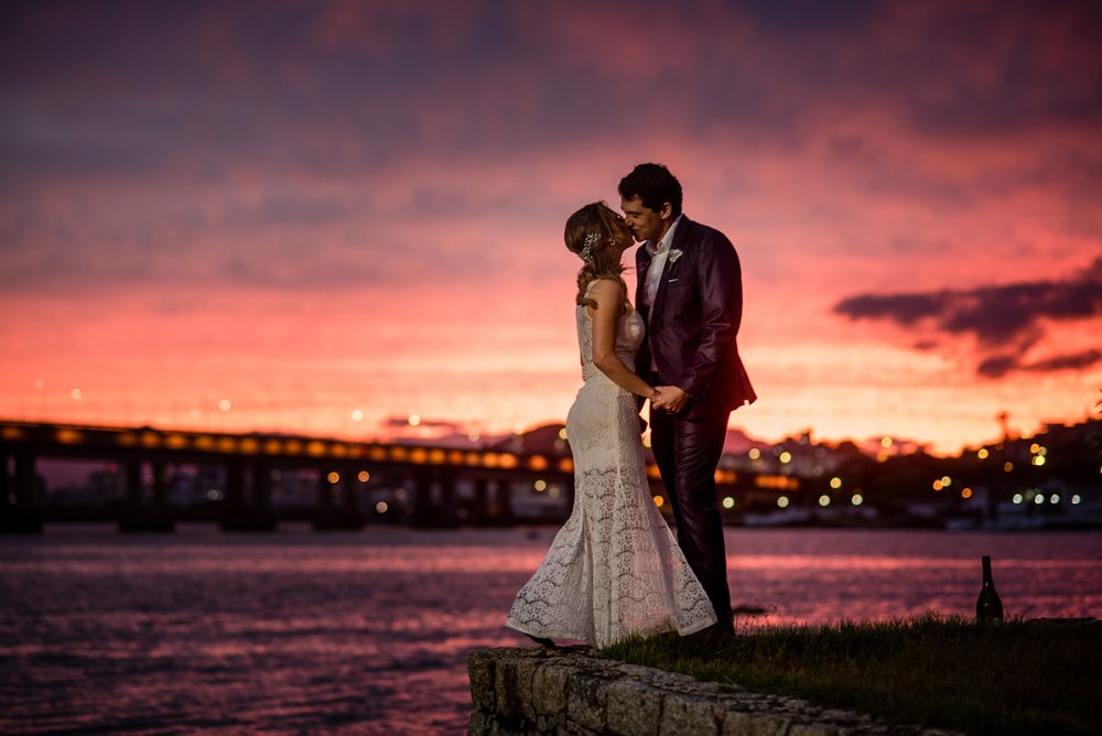 beijo de cinema em casamento ao ar livre no pier 54 florianópolis