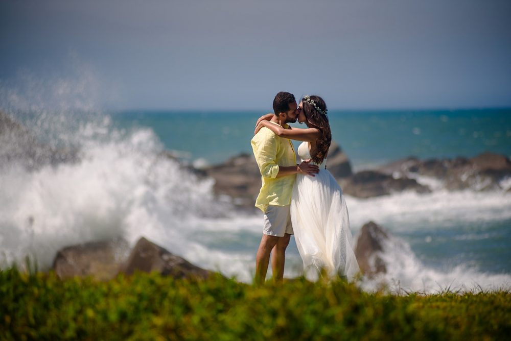 gorgeous bride and groom at the ocean in florianópolis