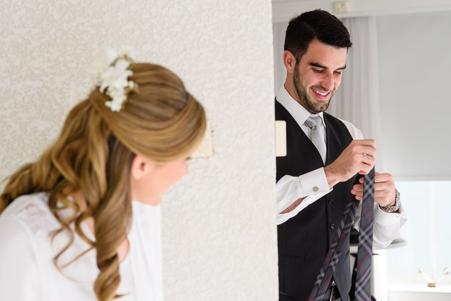 a noiva da uma gravata burberry de presente ao noivo-intercity-hotel-florianopolis