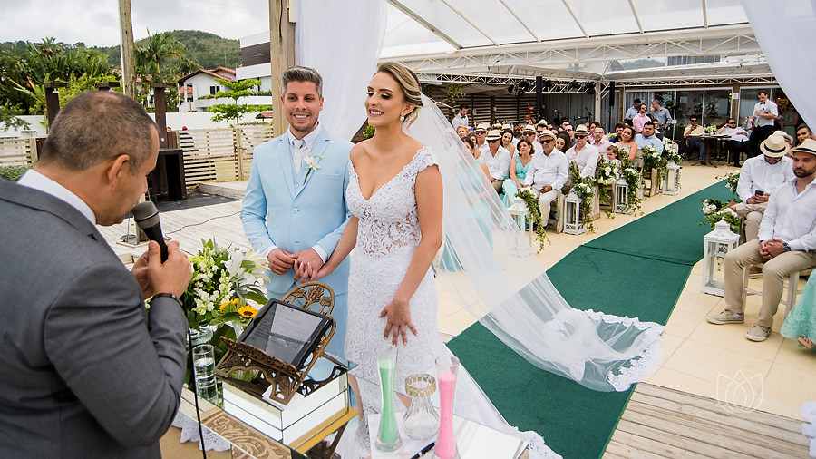 linda cerimônia de casamento ao ar livre, na pousada dos sonhos em jurere florianópolis