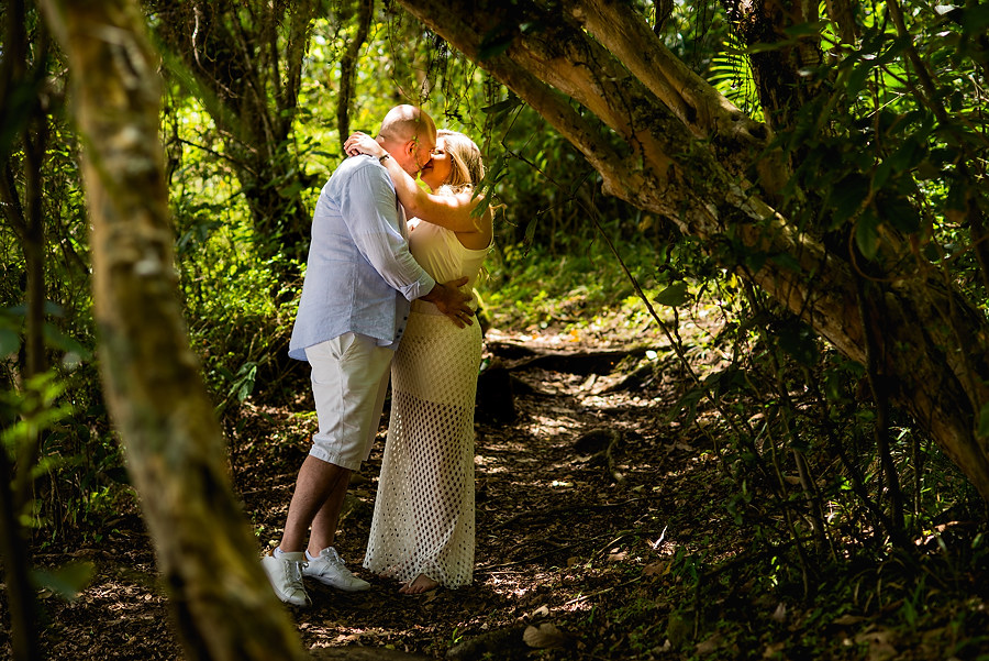 lindo beijo de casal em uma trilha em florianópolis