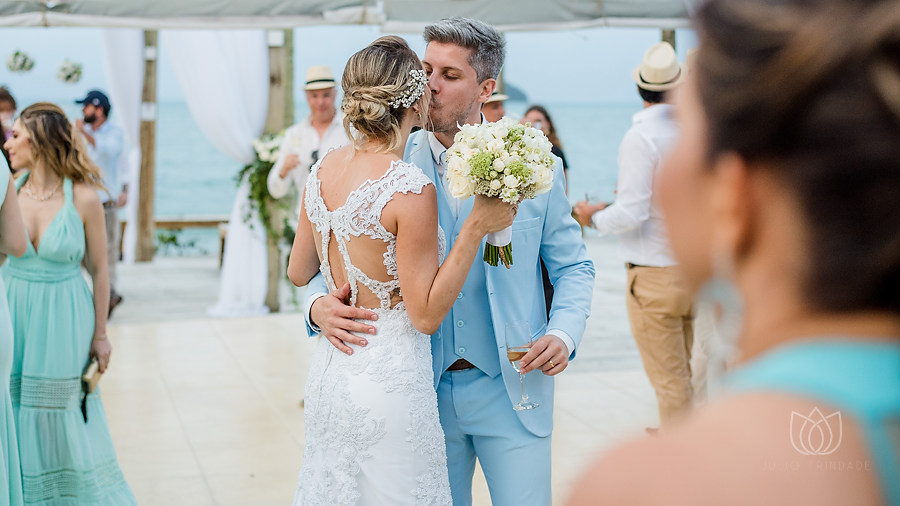 casal de noivos se beijando durante a entrada do salão, na pousada dos sonhos em jurere internacional florianópolis