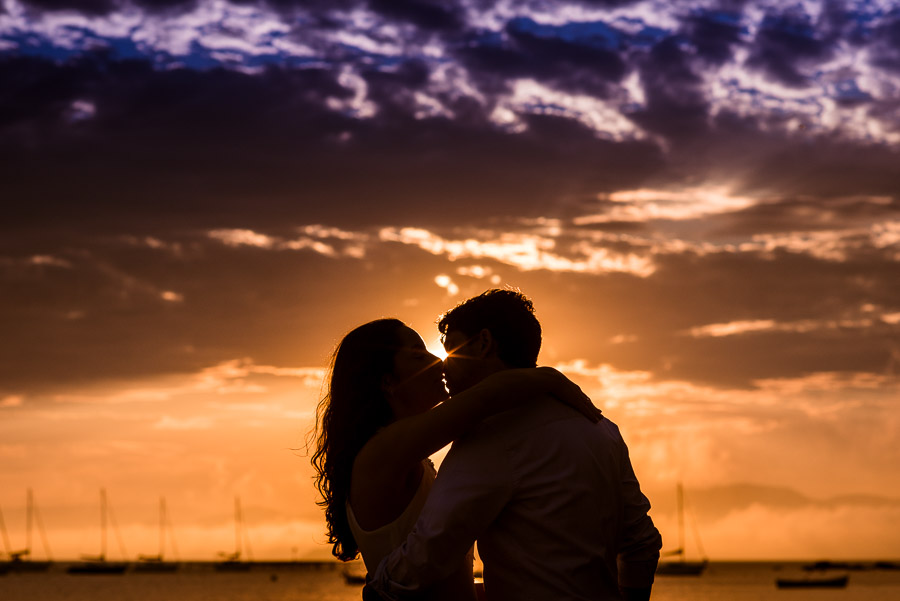 lindo por do sol em florianópolis, casal se beijando ao por do sol na praia em santo antonio de lisboa