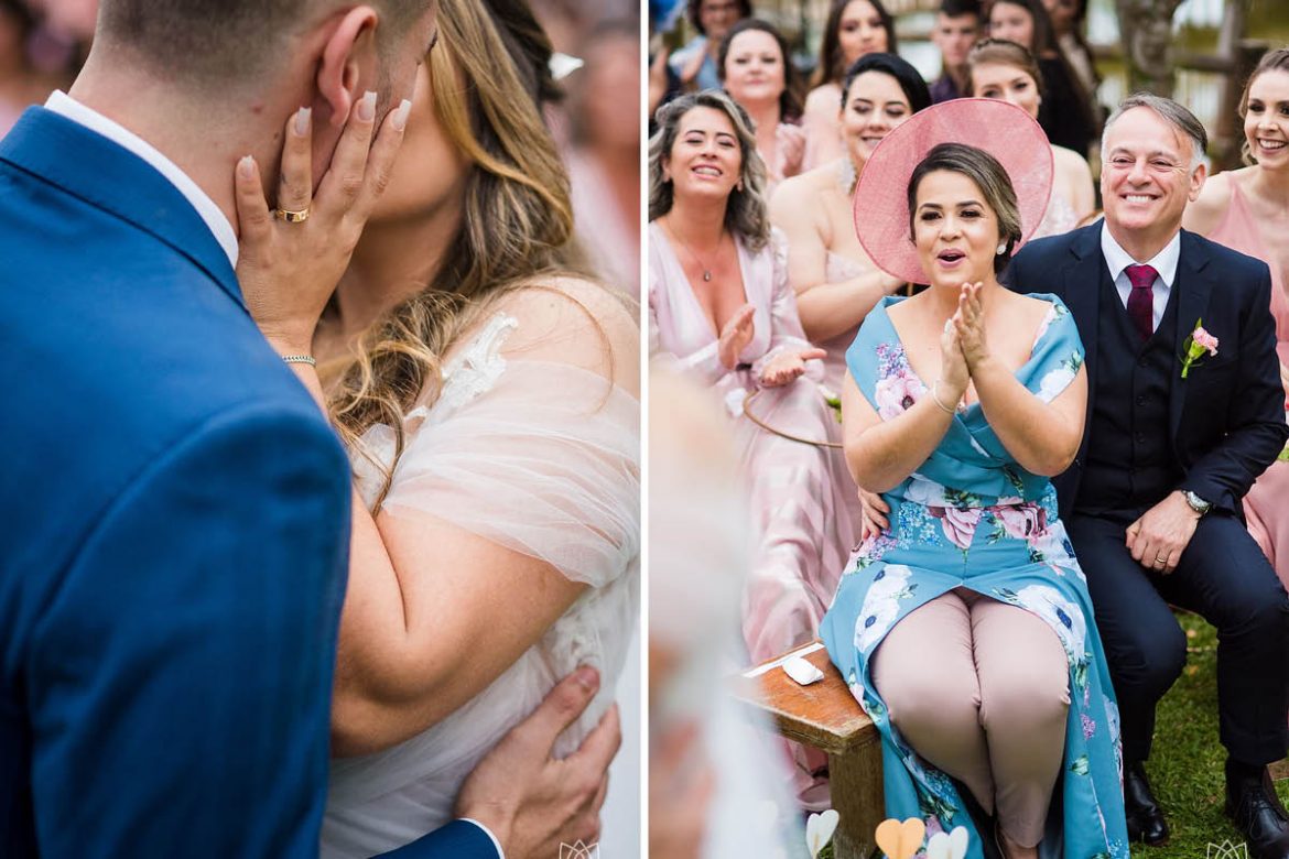 pais da noiva emocionados ao ver o beijo dos noivos em um casamento ao ar livre