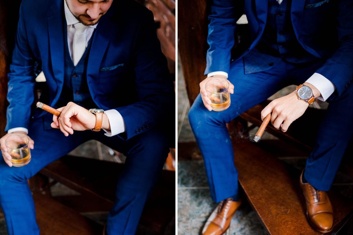 terno de homem, noivo bebendo whiskey e fumando charuto, sapato marrom e terno azul para noivos casamento