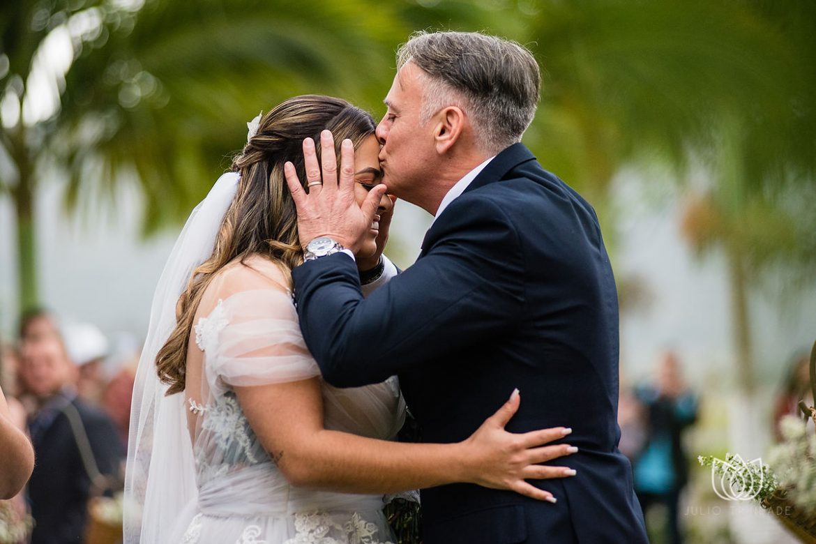 beijo lindo do pai na noiva