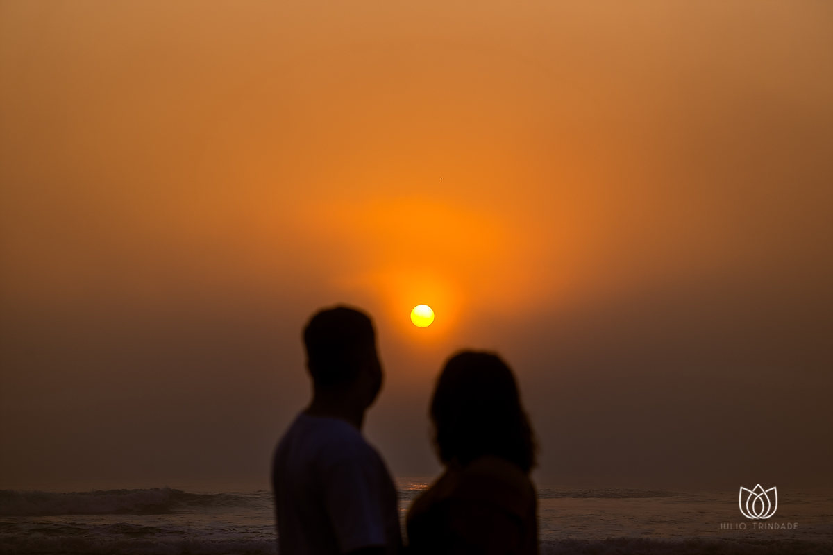 ensaio de casal ao nascer do sol na praia em santa catarina