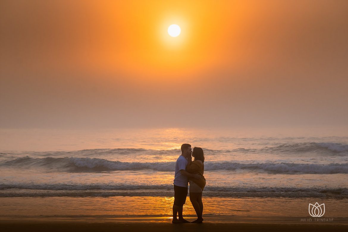 ensaio de casal na praia ao nascer do sol em santa catarina florianopolis