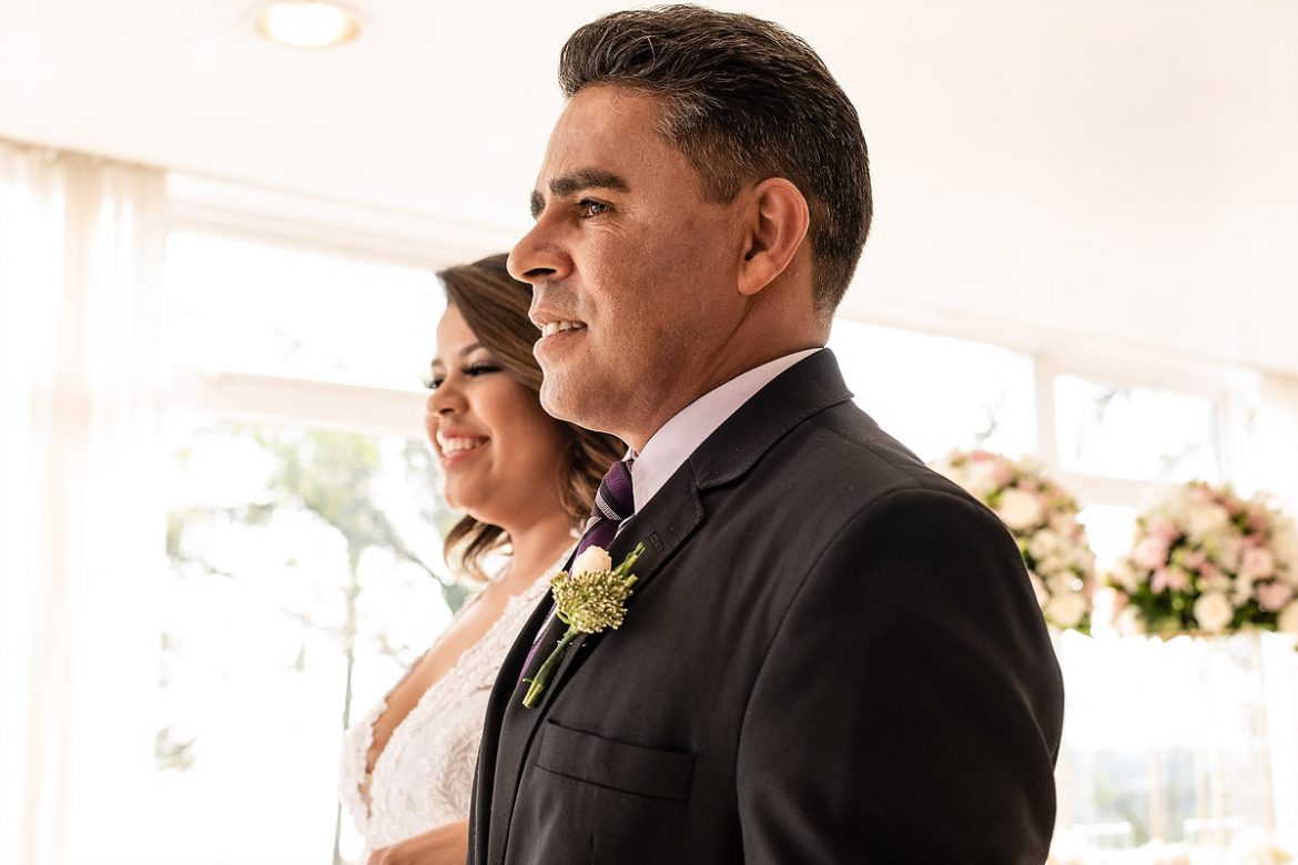 pai de noiva orgulhoso, entrando com a filha no casamento em florianópolis, terraço cacupé