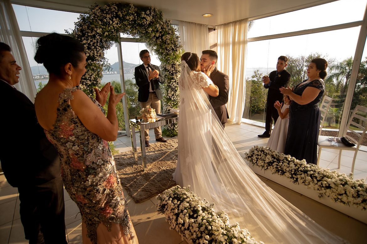 beijo do casal em casamento ao por do sol no terraço cacupé florianópolis