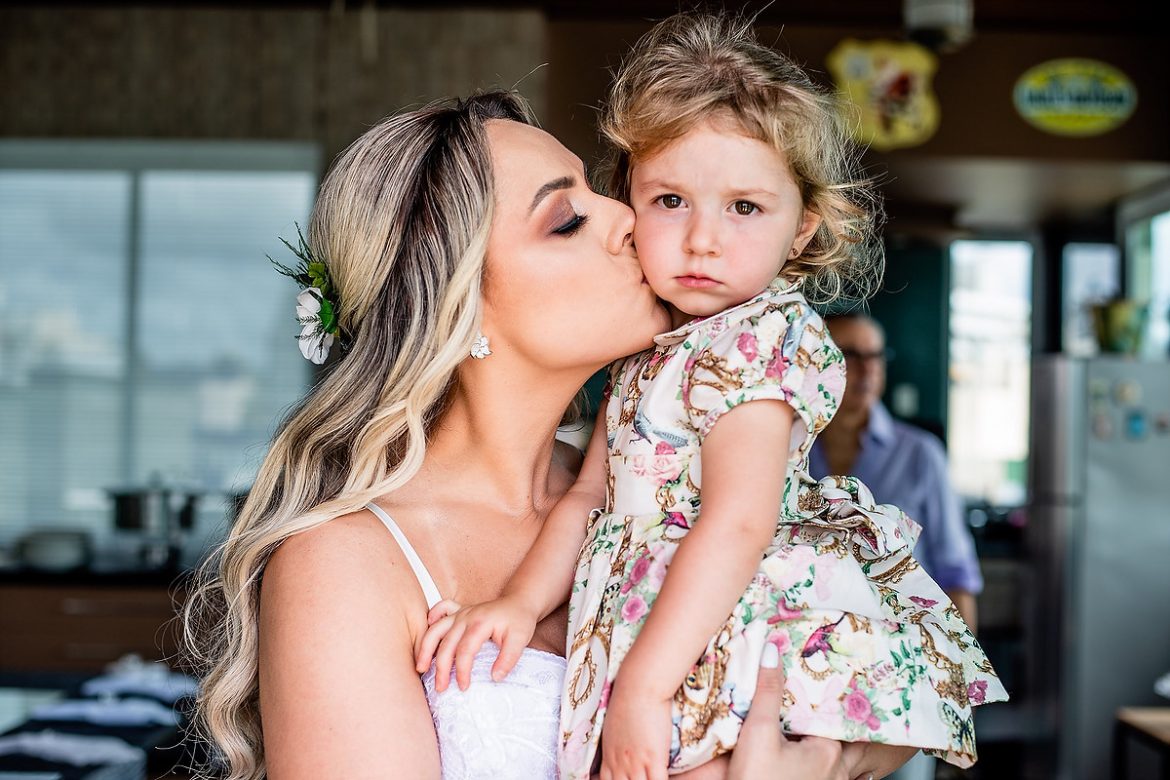 noiva beijando daminha em mini wedding na casa dos pais em florianópolis