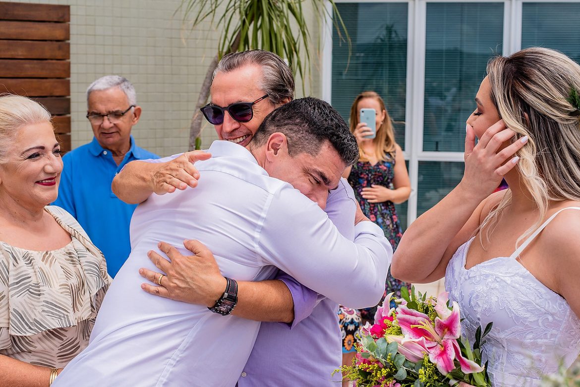 pai da noiva cumprimentando e abraçando o noivo em mini wedding florianópolis, julio trindade fotografia