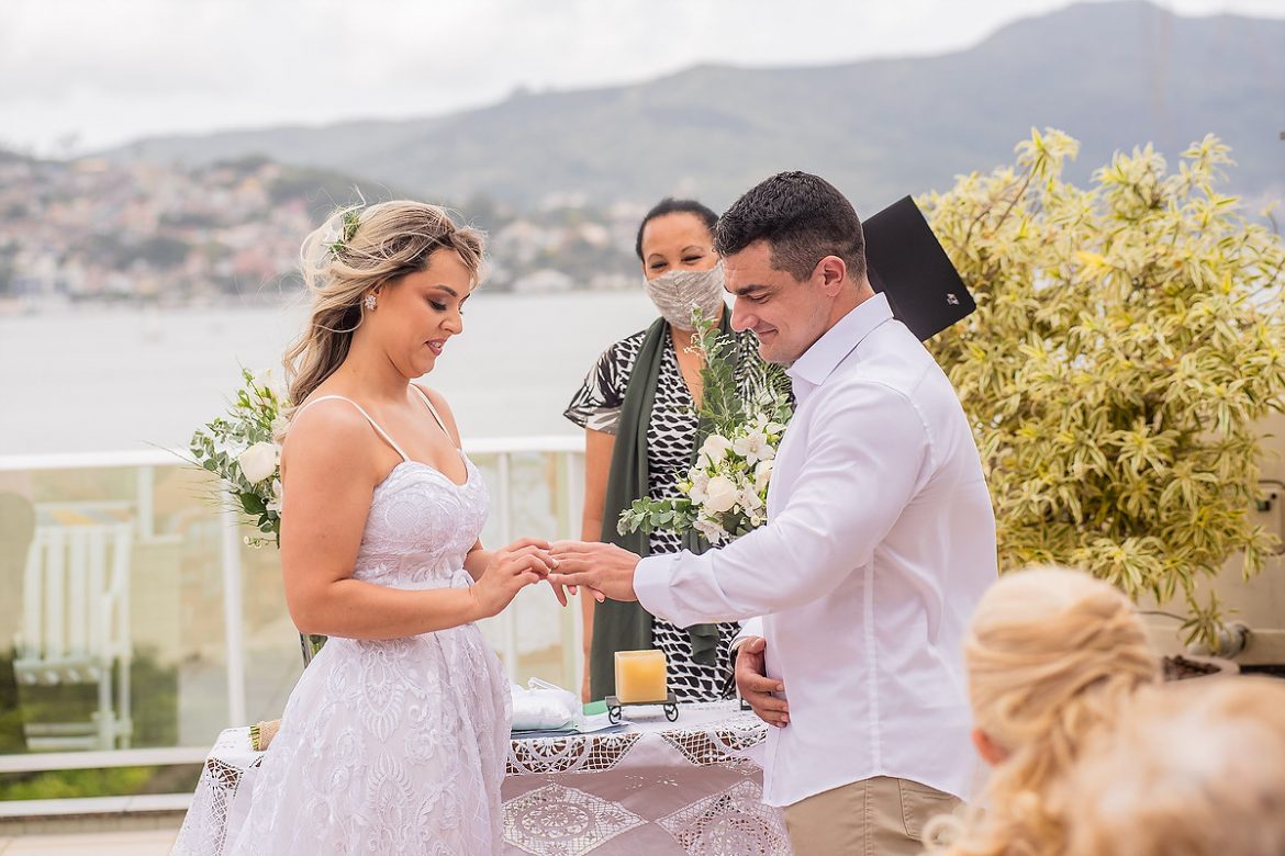 noivos colocando a aliança  mini wedding florianópolis