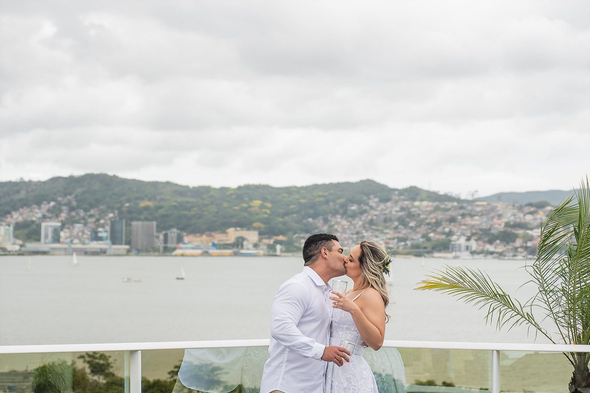 beijo do casal com vista para o mar em  mini wedding florianópolis