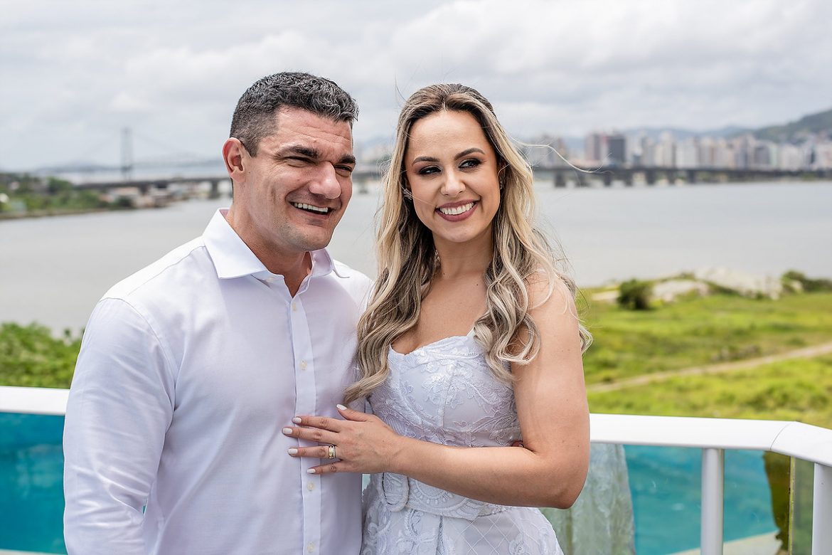 casal de noivos em  mini wedding florianópolis, com vista para a ponte de floripa
